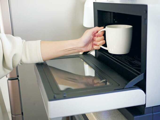 電子レンジにマグカップ