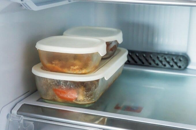 冷蔵庫内に並んだつくりおきのおかず3品