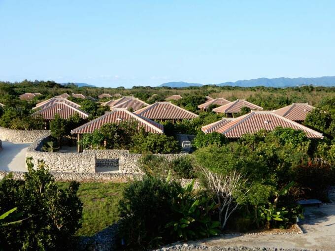 琉球赤瓦の建物が並ぶ景色