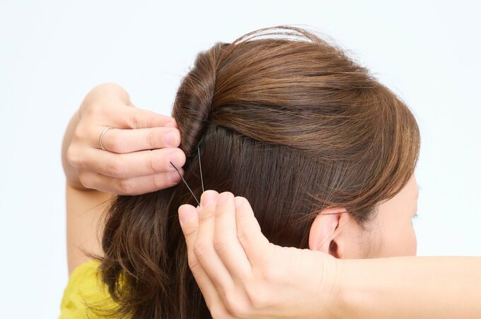 ピンを指す女性