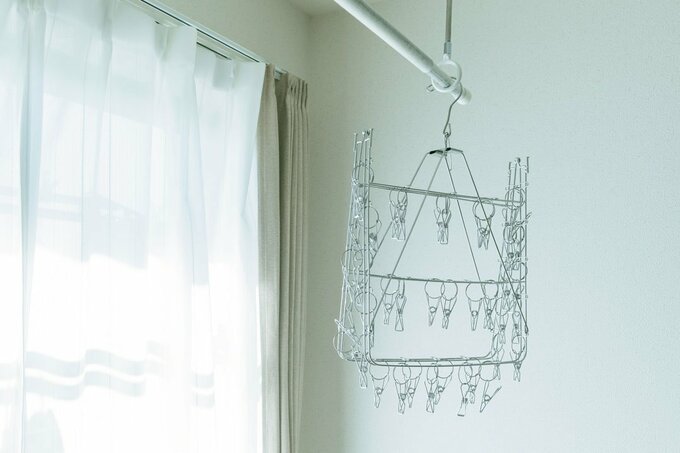 窓際にピンチハンガー