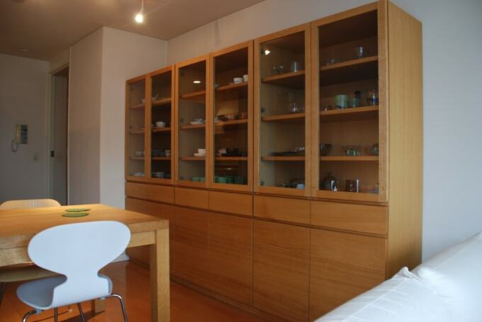 リビング側から見たナラ柾目の3連の食器棚とダイニングテーブル