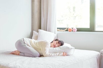 目覚め時にやりたい「寝たままヨガのポーズ」3つ。呼吸が深まり、自律神経も安定