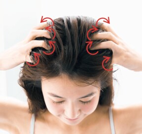 美髪をつくるシャンプー法！泡立てず、直接頭皮に届けるのがポイント