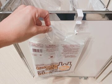 ゴミ袋の入れ替えという名もなき家事をやめた。100円フックでゴミ箱につるす