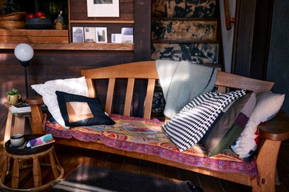 70代「好き」を集めた快適ひとり暮らし。20代の頃のショールがインテリアに