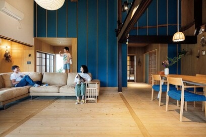築75年の古民家をリノベ、35畳のLDKでのんびり子育て。Uターンした建築家の自邸