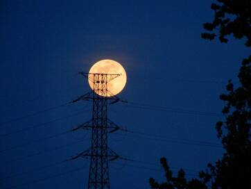 富士山と電柱、月夜の鉄塔…美しい風景に感じる、暮らしと電気のつながり