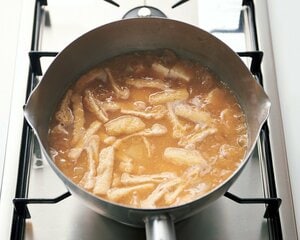 【4】煮えばな（みそ汁の表面がぐらっとした瞬間）に火を止め、ネギを散らし、器に盛る