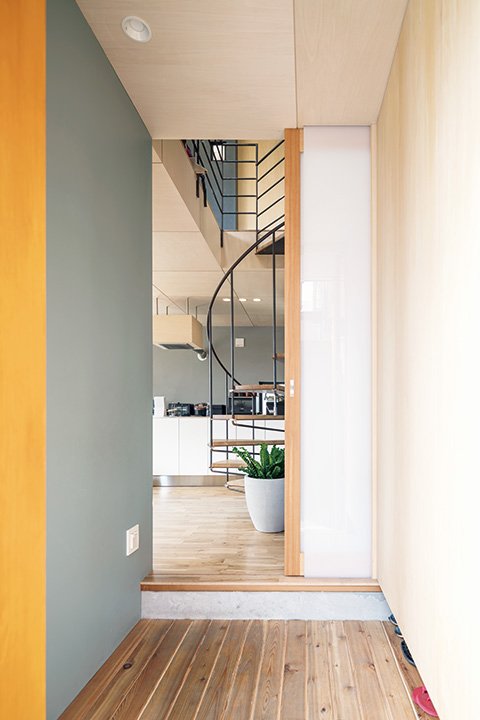 半透明の建具でLDKからの間接光を取り込んだ玄関