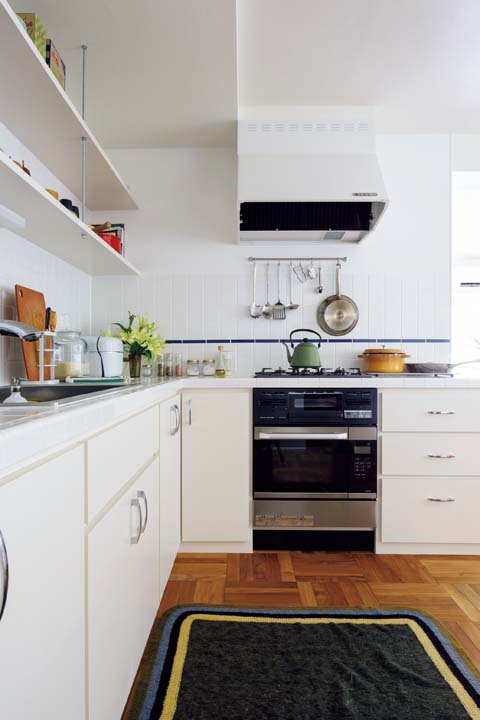 タイル貼りのレトロな雰囲気のキッチン