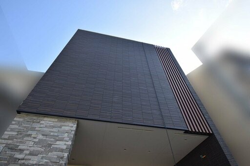 2階と3階部分に走るスリット状の縦格子