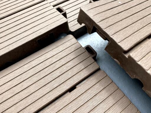 ウッドパネルをはめ込むようにつなげる