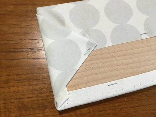 折りたたんだ生地をタッカーで留めた