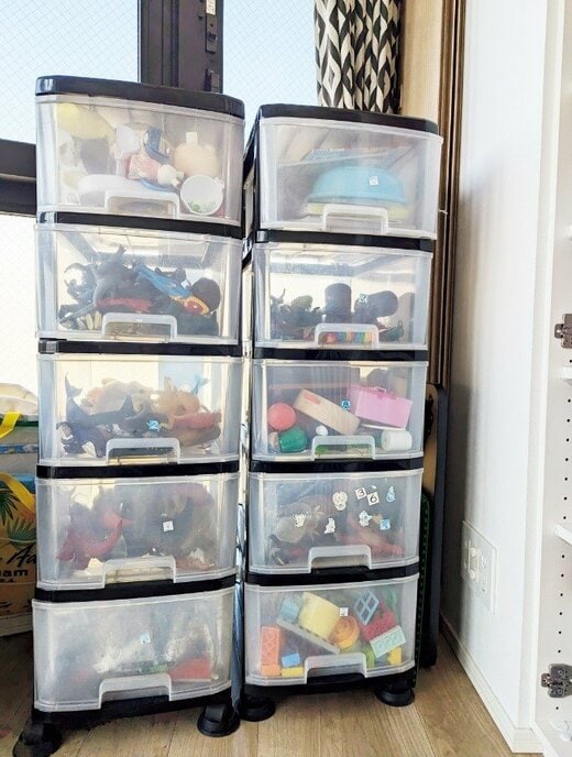 カテゴライズして引き出しに収納されるオモチャ