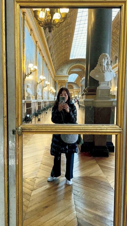 パリの観光地で鏡に映る自分を自撮りするアイミキさん
