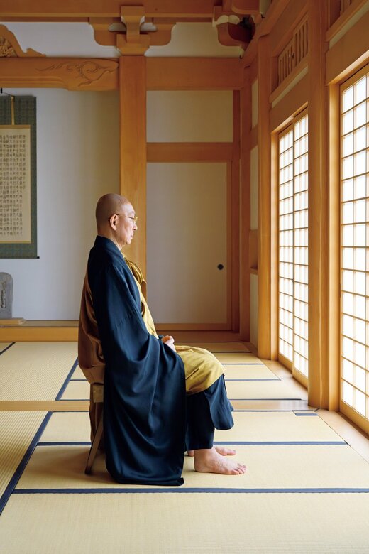 椅子に座って座禅をする住職