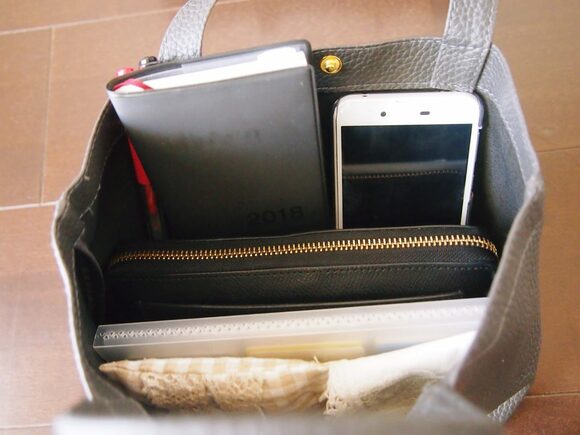 ポーチやバッグは縦収納にします