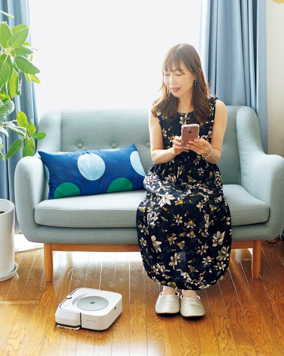 ソファ女性床拭きロボット