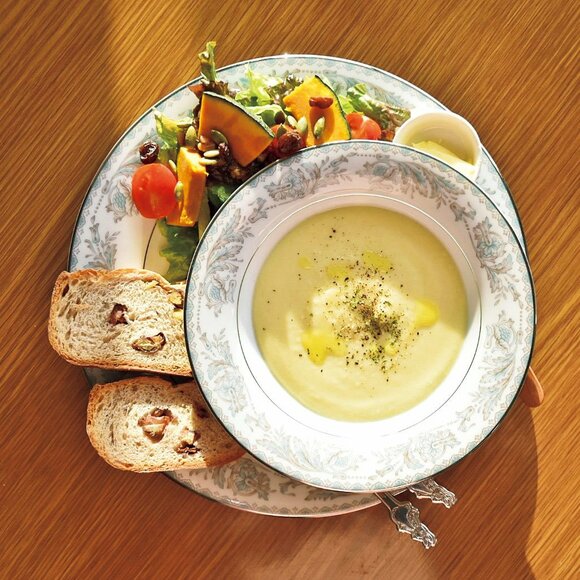 スープ、サラダパン