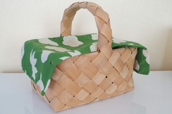 たとえばシンプルなカゴでも、好きな布をかぶせて自分らしい収納にしてみるとか