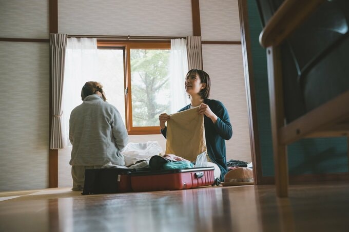 片付けをする女性2人