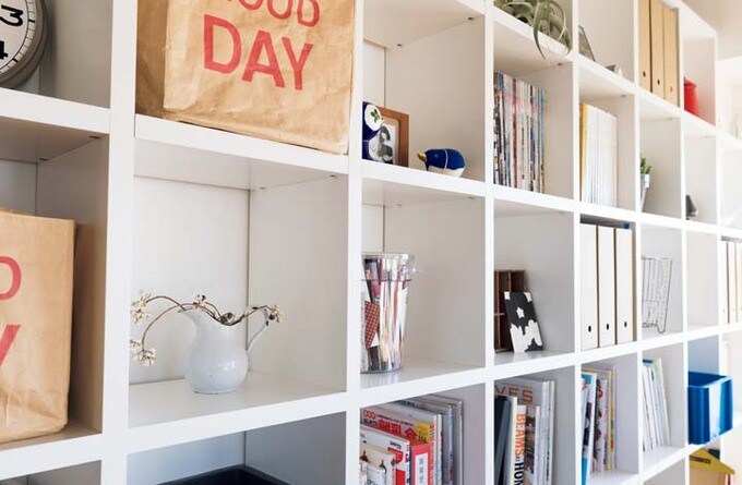 壁面収納に本や雑貨をディスプレイ