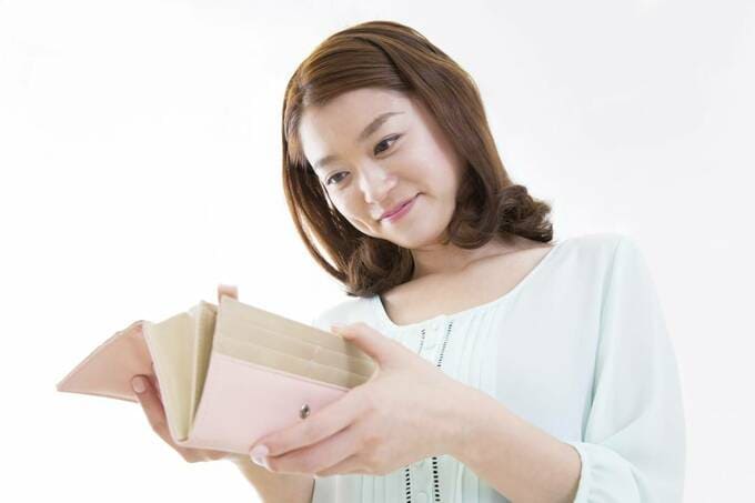 財布と女性