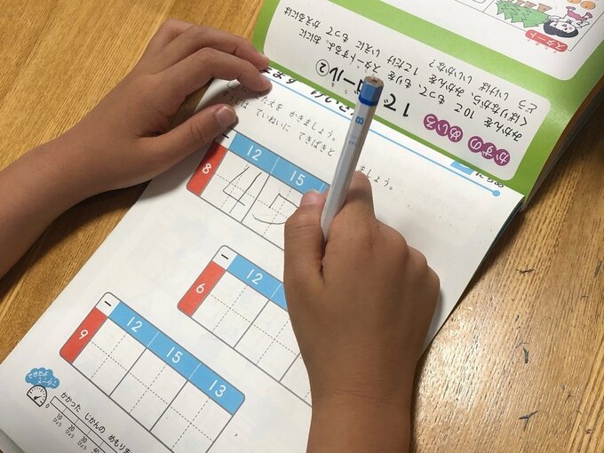 ドリルをしているベリーさんのお子さん