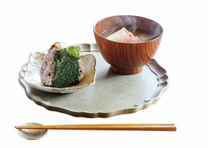 おにぎりと味噌汁、お箸が並べられている様子