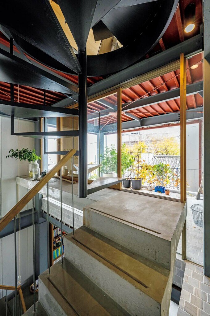 階段室からインナーテラスを眺めたところ