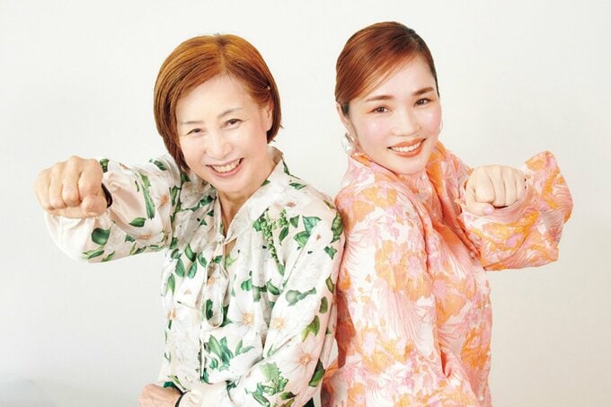 拳を前に出すやましたひでこさんと平野ノラさん