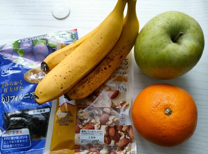 お菓子のかわりに食べている季節の果物、ドライフルーツ、無塩ミックスナッツ