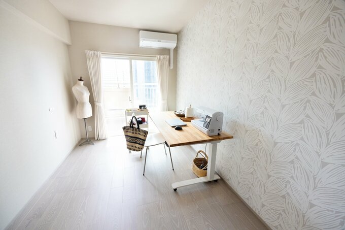 大きな作業テーブルが使いやすい編み物専用の趣味室