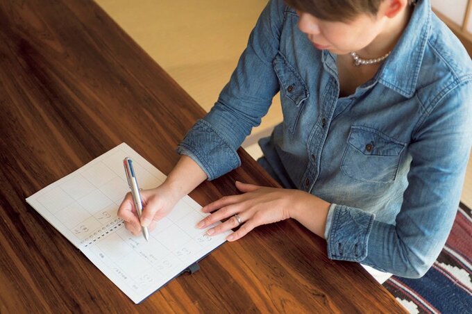 ノートに書く女性