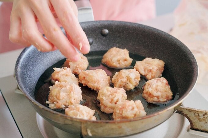 フライパンに肉ダネを並べる様子