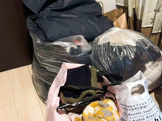 ゴミ袋に入ったたくさんの洋服