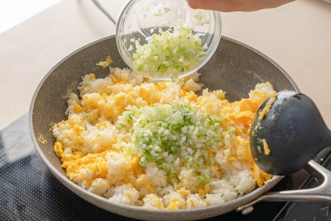 ご飯と長ねぎを加える