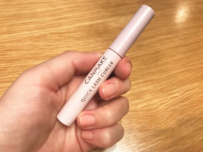 マスカラを持つ