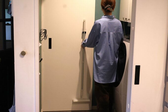 フロアワイパーを引っかける様子