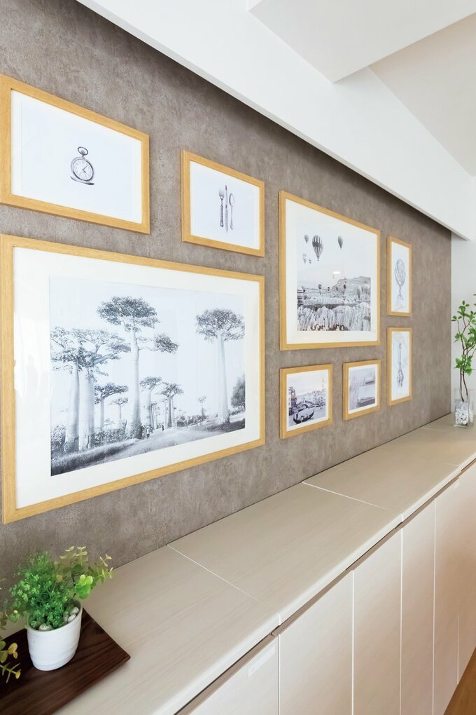 ダイニングスペースの壁に絵を飾る