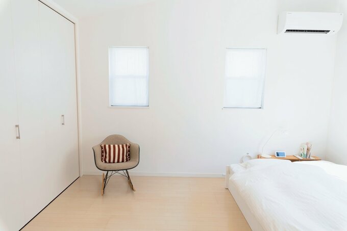 マットレスとロッキングチェアのあるベッドルーム