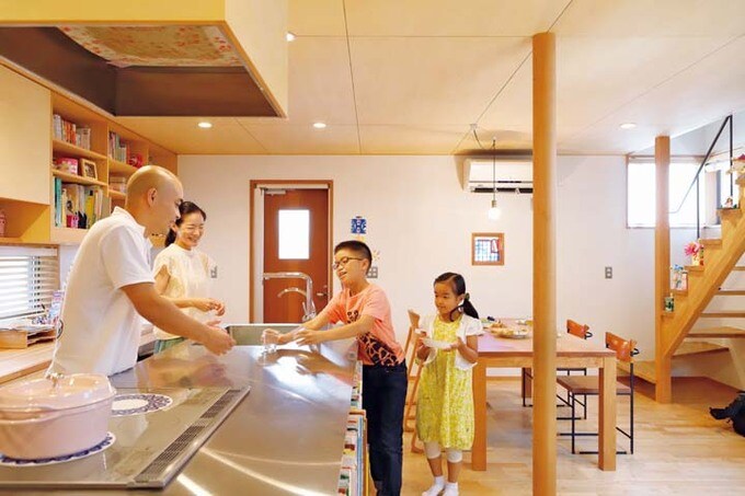 食事の配膳を手伝う子どもたち