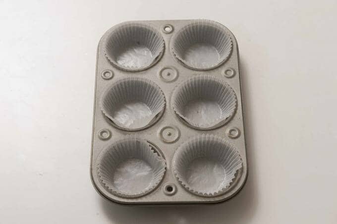 型にマフィン用グラシン紙