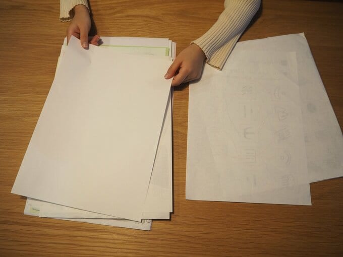 不要なプリント類を仕分けする様子