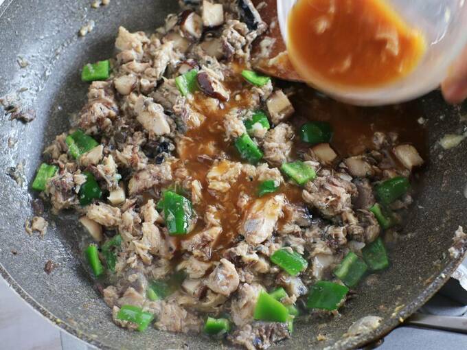 フライパンにみそなどを入れる様子