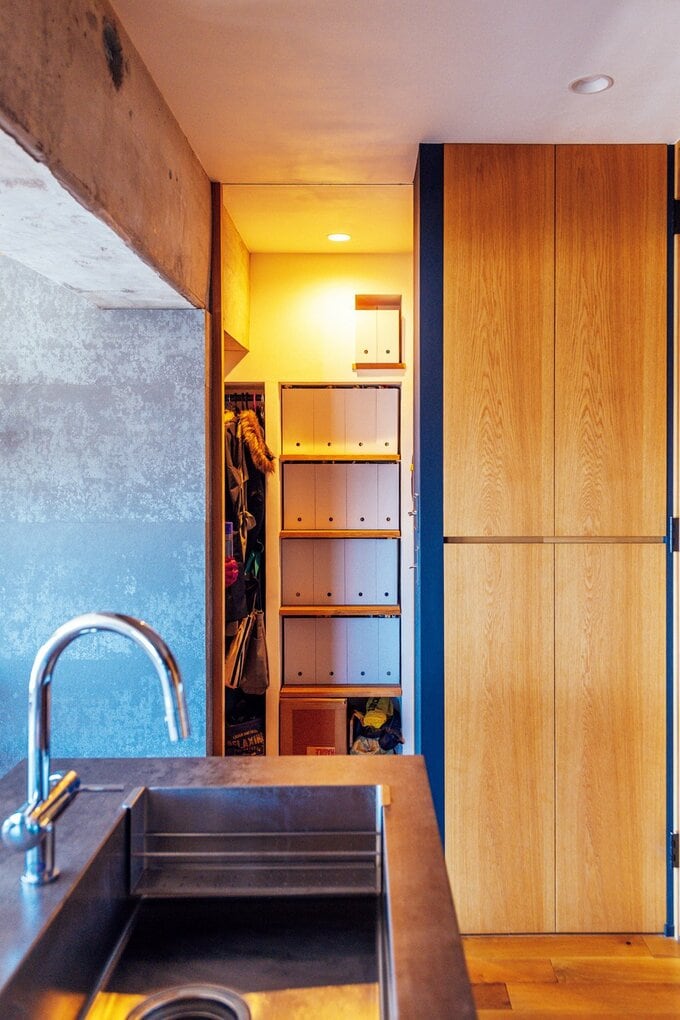 キッチンの横にはウォークインクローゼットへの入り口がある