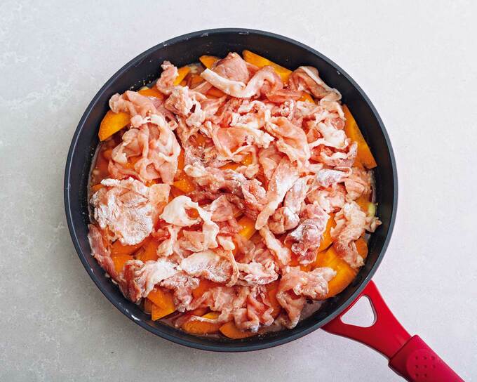 具材を入れて煮る