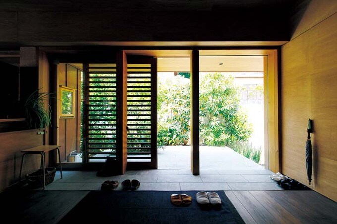 床に十和田石を貼った玄関