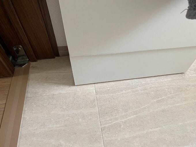 手洗い器の下の隙間